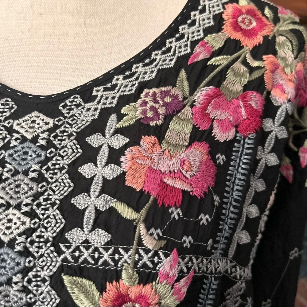 Johnny Was Carnation Embroidered Floral Blouse in Black Sz XS - Picture 4 of 9